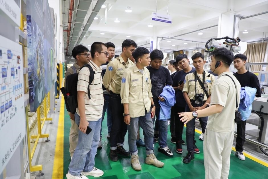 來華留學(xué)生在工程實踐中心上課。教育部職業(yè)教育與成人教育司供圖