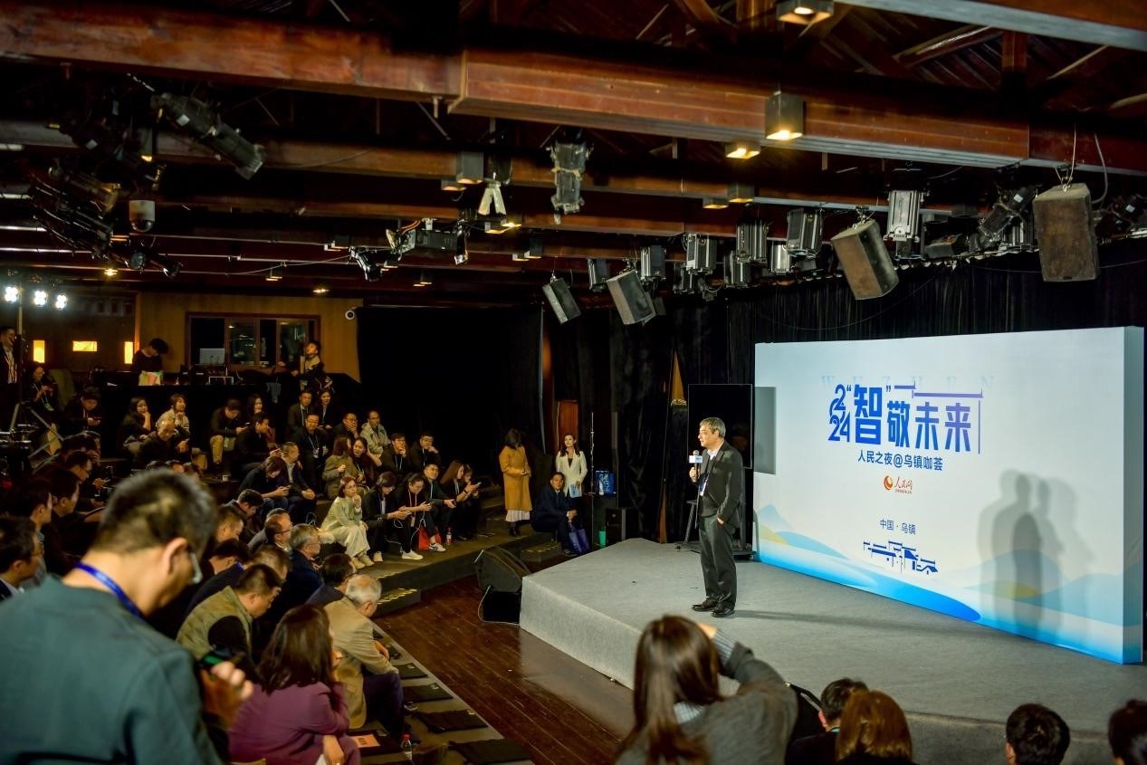 在開場環(huán)節(jié)，清華大學(xué)人工智能研究院常務(wù)副院長、教授孫茂松發(fā)言分享。人民網(wǎng)記者 任峰濤攝