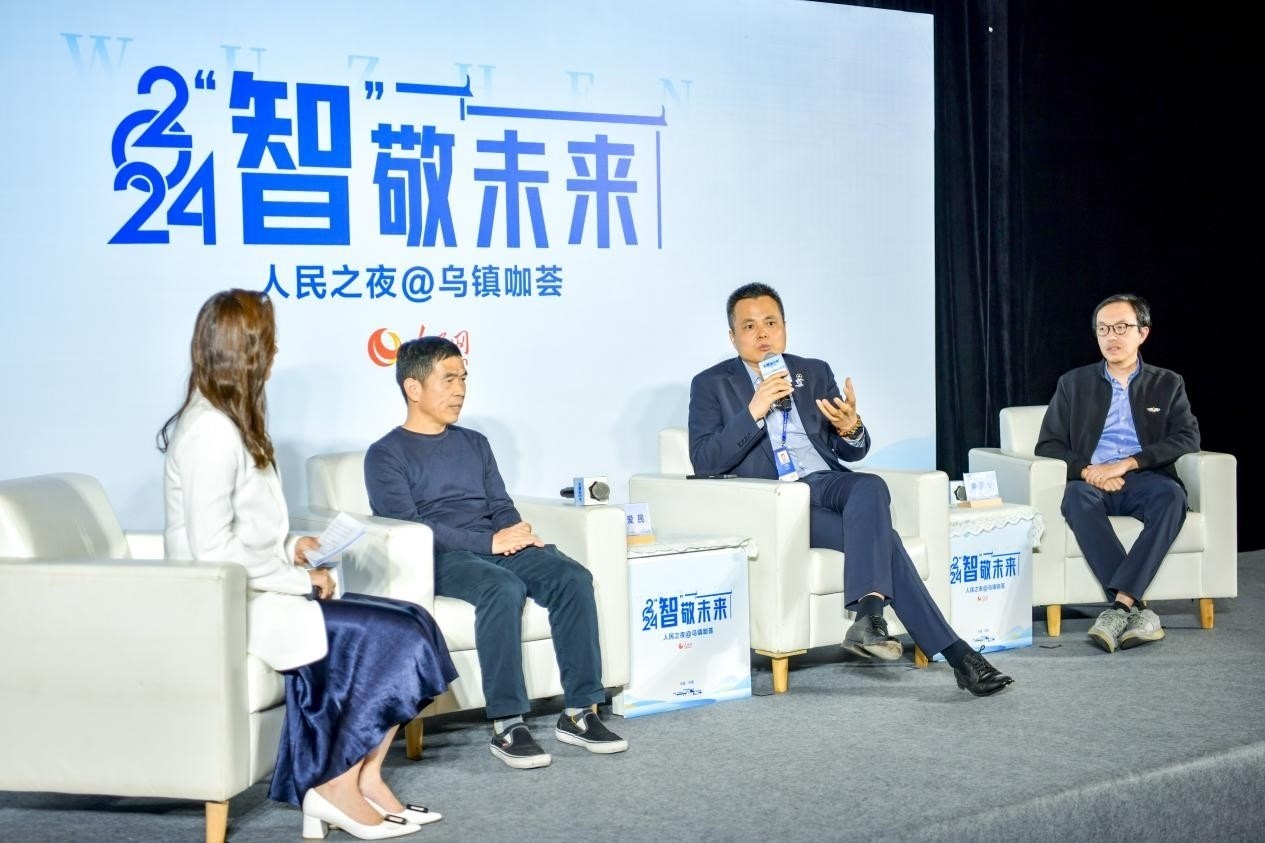 在對話環(huán)節(jié)，之江實驗室高級研究專家潘愛民、伏羲智庫創(chuàng)始人李曉東、麒麟軟件副總經(jīng)理李震寧探討“‘百模大戰(zhàn)’將卷向何方”。人民網(wǎng)記者 任峰濤攝