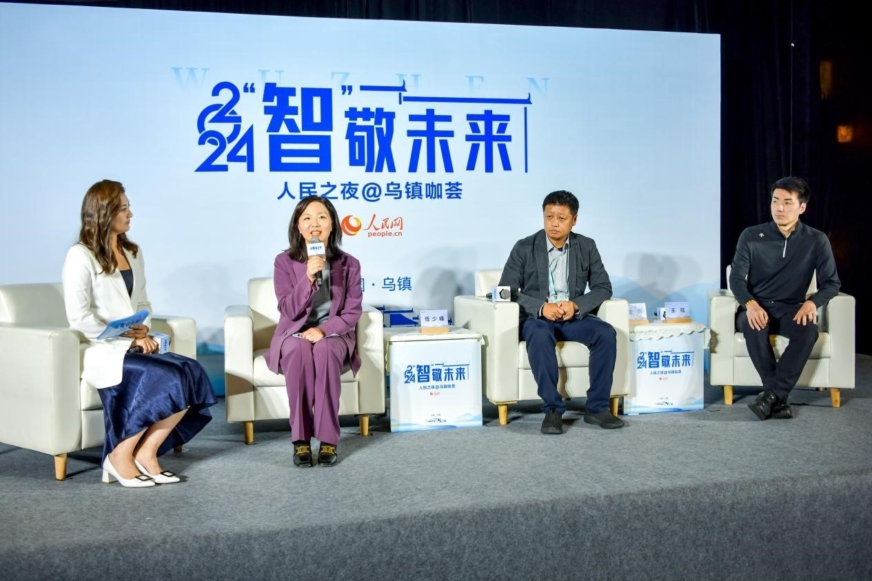 在對話環(huán)節(jié)，趣丸科技總編輯、副總裁任少峰，星云智慧機器人CEO李明，可之教育大模型創(chuàng)始人王冠討論“人工智能如何惠及大眾”。人民網(wǎng)記者 任峰濤攝