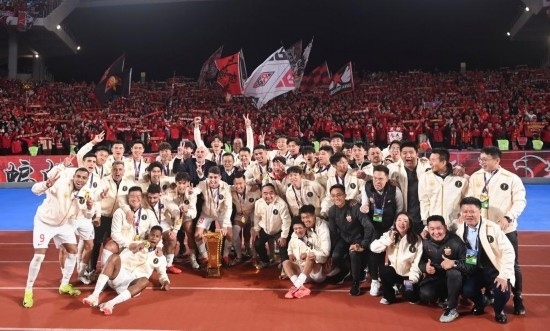 11月23日，上海海港隊(duì)成員在頒獎(jiǎng)儀式后與球迷合影。新華社記者 黃宗治 攝