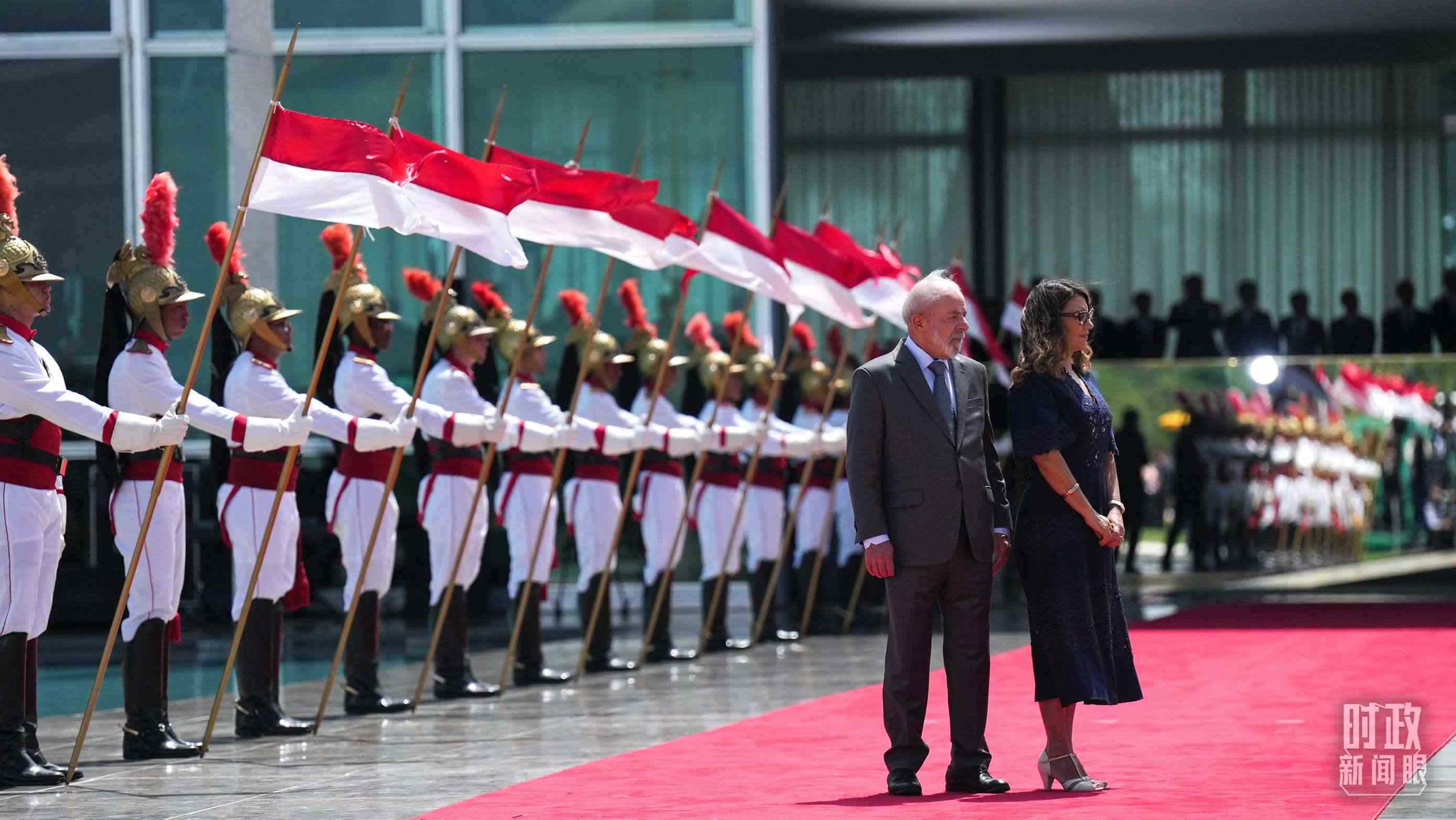 巴西總統(tǒng)盧拉和夫人羅桑等候習(xí)主席到來。