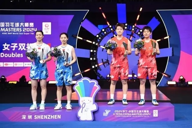 11月24日，劉圣書（右二）/譚寧（右一）與李怡婧/羅徐敏（左一）在頒獎(jiǎng)臺(tái)上合影。新華社記者 梁旭攝