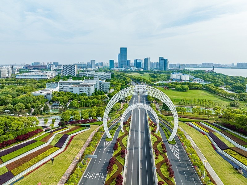 圖為蘇州工業(yè)園區(qū)星湖街鋼結(jié)構(gòu)雕塑。