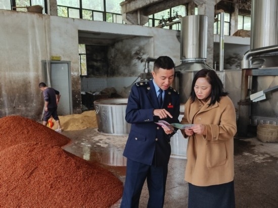 鎮(zhèn)遠(yuǎn)縣稅務(wù)局在酒企宣傳調(diào)研。黔東南州稅務(wù)局供圖