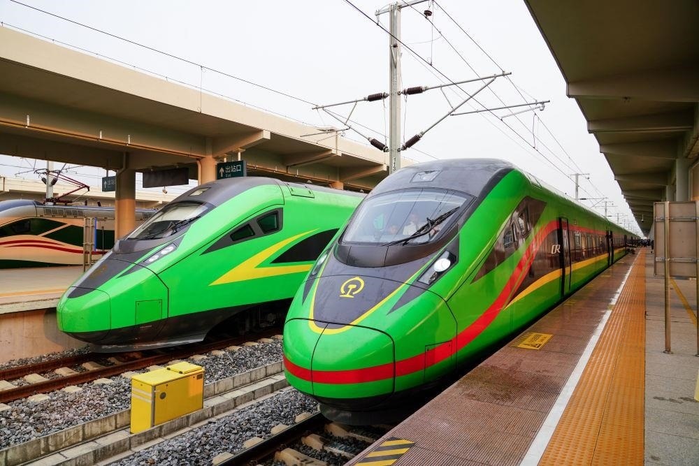 截至2024年7月5日，中老鐵路國際旅客列車?yán)塾嬮_行滿1000列，極大地便利了沿線民眾出行。