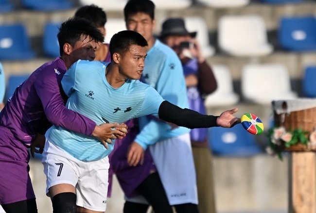 11月28日，花炮半決賽，廣西隊(duì)與海南隊(duì)展開(kāi)激烈角逐。新華社記者 郭程攝