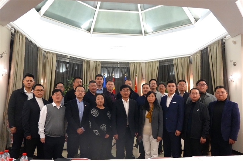 集體合照。中國駐烏克蘭大使館供圖