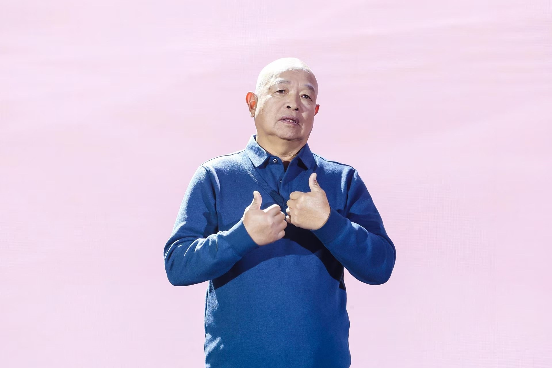 “山東好人”、煙臺(tái)市無聲洗車場(chǎng)經(jīng)理柳興濤。人民視頻供圖。