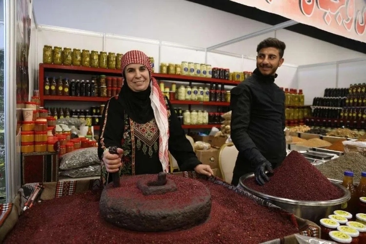 制作辣椒末的當?shù)貗D女。納達爾·達烏德攝