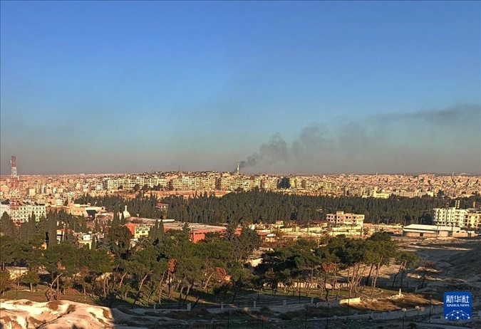 12月1日，敘利亞北部城市阿勒頗升起滾滾濃煙（手機照片）。新華社發(fā)