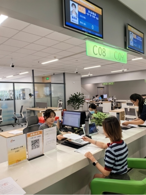 成都高新區(qū)“開辦餐飲店一件事”服務(wù)窗口。成都市市場(chǎng)監(jiān)督管理局供圖