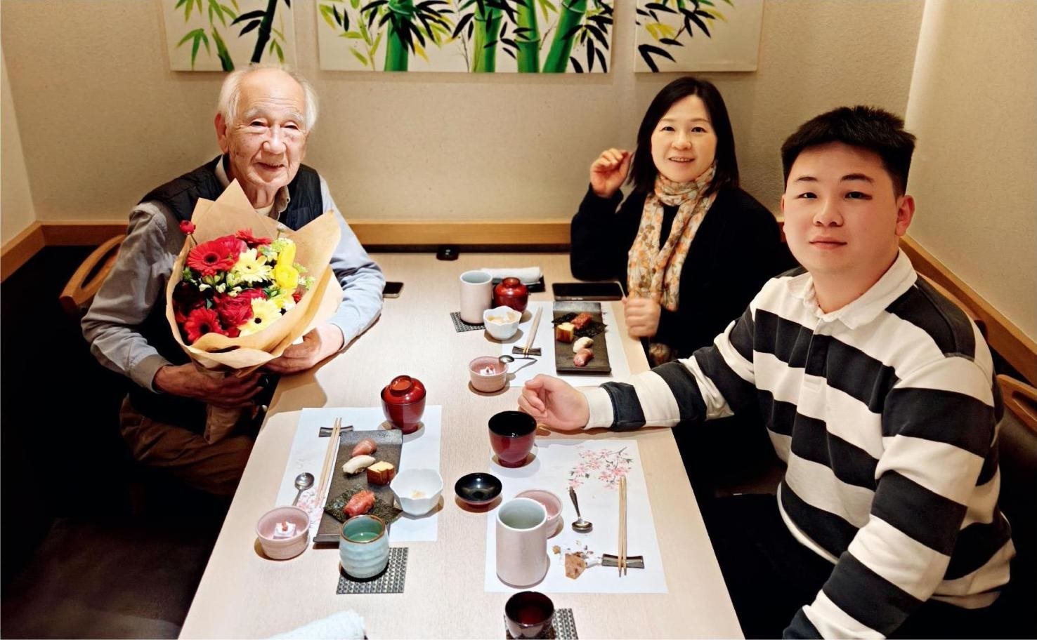 佐佐木俊一與彭林（中）、彭俊霖（右）在一起。