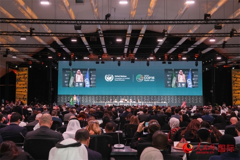 《聯(lián)合國防治荒漠化公約》第十六次締約方大會(huì)2日開幕。圖為開幕式現(xiàn)場。人民網(wǎng)記者任皓宇攝