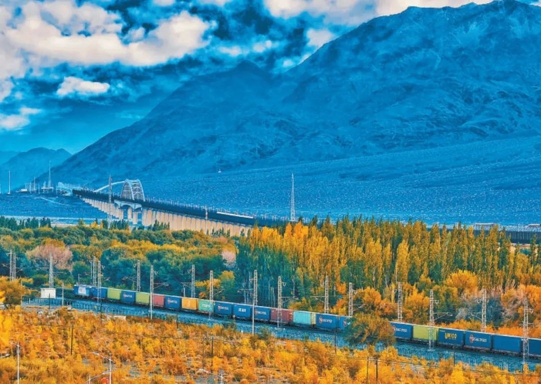 2013年，隨著共建“一帶一路”倡議提出，中歐班列應(yīng)運(yùn)而生。今年11月20日，第十萬(wàn)列中歐班列正式出境。截至目前，中歐班列累計(jì)運(yùn)送貨物超1100萬(wàn)標(biāo)箱、貨值超4200億美元，貨物品類達(dá)53大類5萬(wàn)余種。圖為中歐班列行駛在新疆烏魯木齊達(dá)坂城濕地。擺風(fēng)亮 攝（新華社發(fā)）