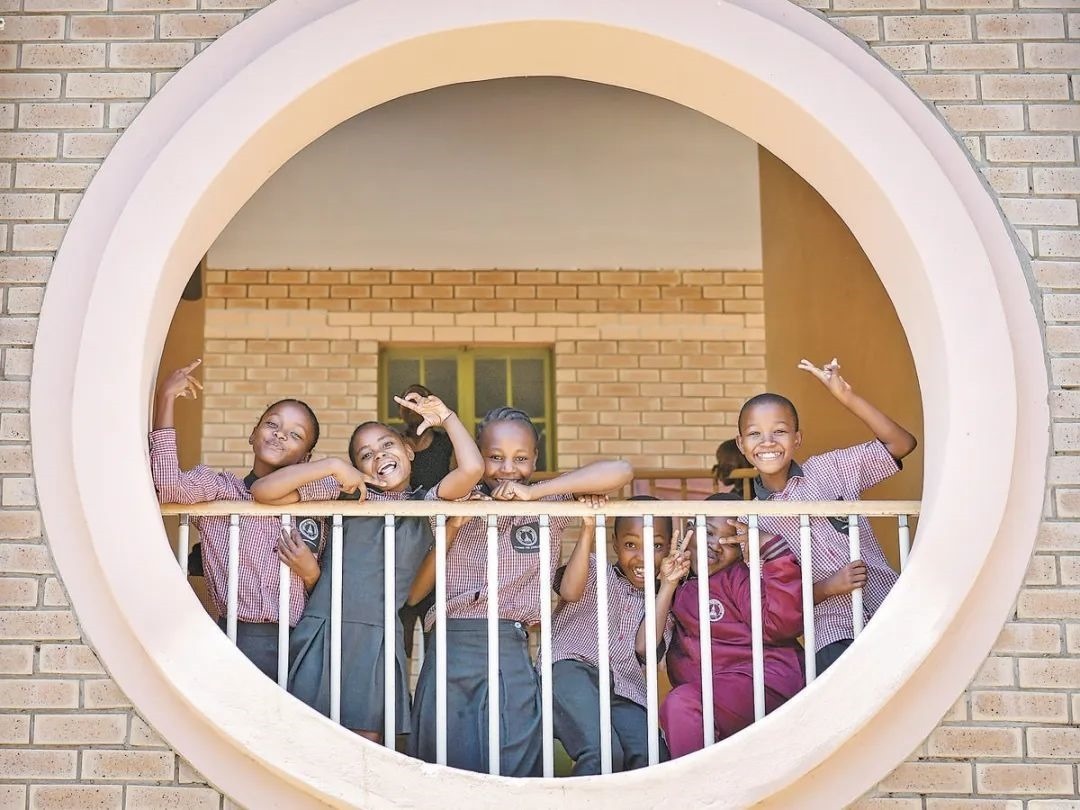 位于博茨瓦納南部的莫帕尼小學(xué)是中國(guó)援建的現(xiàn)代化學(xué)校，當(dāng)?shù)貎和慕逃龡l件因此得到改善。圖為莫帕尼小學(xué)課間休息的學(xué)生們。新華社記者 韓旭 攝