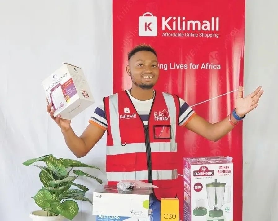 隨著“絲路電商”國(guó)際合作深入推進(jìn)，共建“一帶一路”國(guó)家雙多邊數(shù)字貿(mào)易規(guī)則對(duì)接不斷強(qiáng)化。借助“絲路電商”合作機(jī)制，肯尼亞主播迪克森·恩甘加在當(dāng)?shù)刂辈ж洝⑼袂?攝（新華社發(fā)）