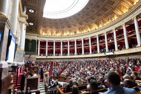 10月1日，法國(guó)總理巴尼耶在位于巴黎的法國(guó)國(guó)民議會(huì)發(fā)表演講。新華社發(fā)（杰克·陳攝）