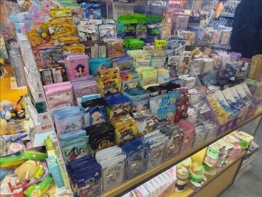 北京某文具店卡牌盲盒柜臺(tái)，未設(shè)相關(guān)提醒。人民網(wǎng)記者 黃鈺攝