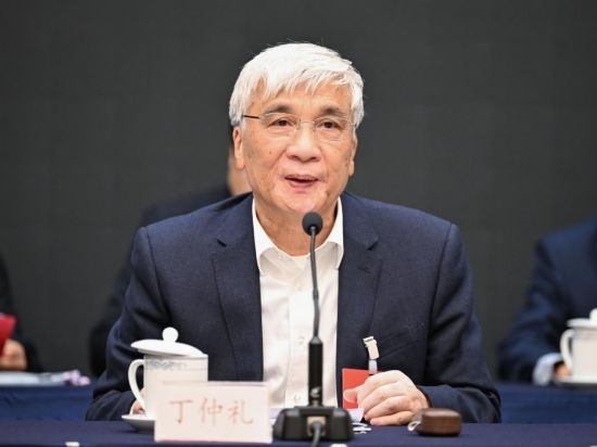 全國(guó)人大常委會(huì)副委員長(zhǎng)、歐美同學(xué)會(huì)會(huì)長(zhǎng)丁仲禮作工作報(bào)告