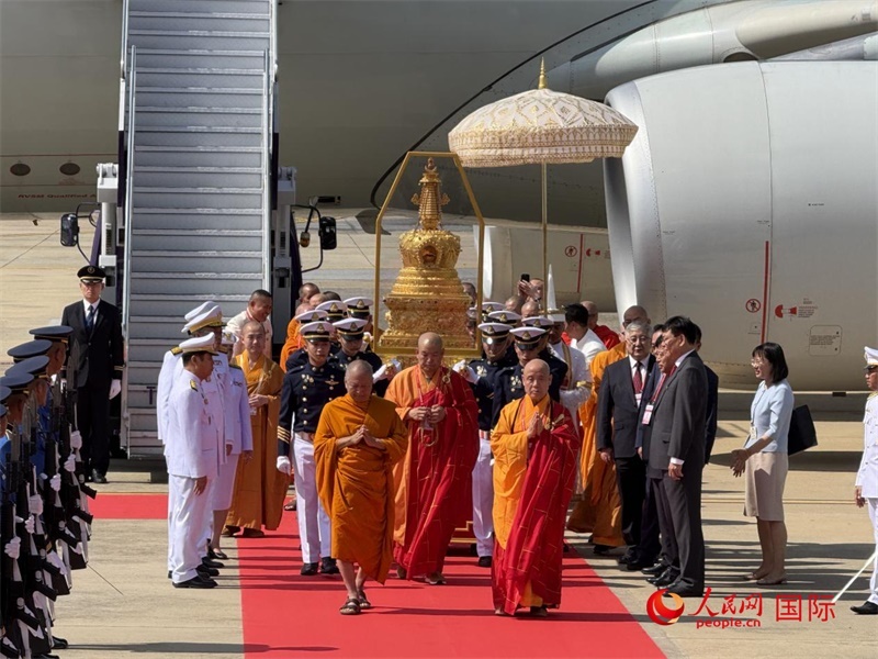 北京靈光寺佛牙舍利抵達(dá)泰國曼谷廊曼軍用機(jī)場(chǎng)。人民網(wǎng)記者章念生攝