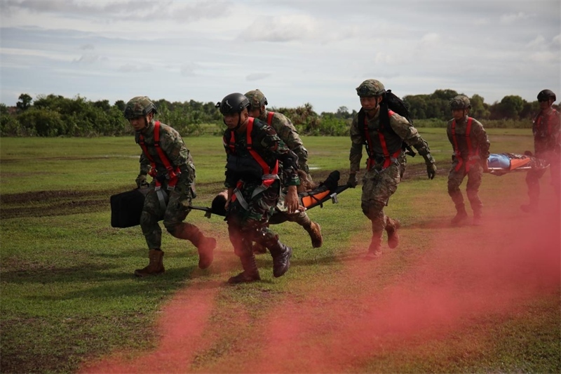 中印尼雙方空降兵隊員空降至指定地域后，迅速展開“傷病員”救治和轉(zhuǎn)移。段江山攝