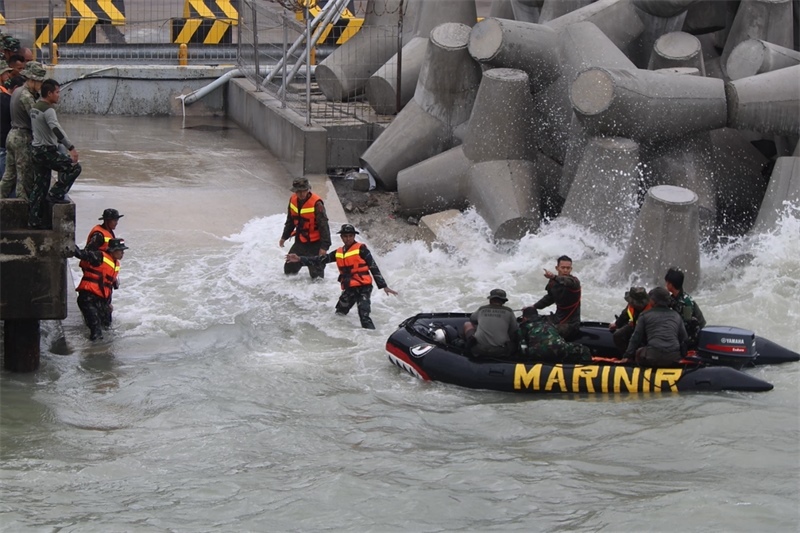 中印尼雙方海軍參演官兵協(xié)力將“落水人員”救上橡皮艇。周宇攝