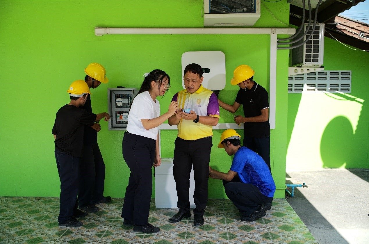 工作人員為當?shù)靥﹪蠋熤v解說明。主辦方供圖