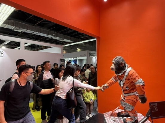 本土原創(chuàng)公司JIN ARTS帶領(lǐng)仿生機(jī)器人亮相廣州設(shè)計(jì)周11號(hào)館。(受訪者供圖)