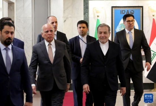 12月6日，伊拉克副總理兼外長侯賽因（中左）在巴格達會見伊朗外長阿拉格齊（中右）。新華社發(fā)（哈利勒·達伍德攝）