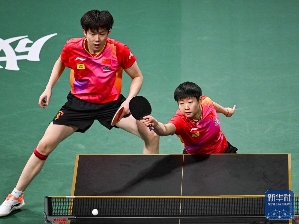 ↑中國隊(duì)組合王楚欽/孫穎莎（右）在混雙比賽中。新華社記者 王曦 攝