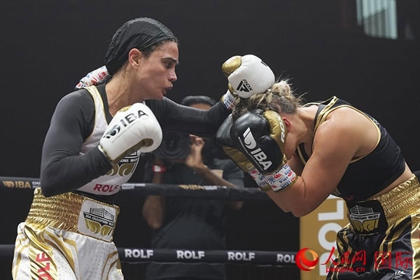 來自伊朗和羅馬尼亞的女選手進(jìn)行了墊場賽。人民網(wǎng) 塔里克·易卜拉欣攝