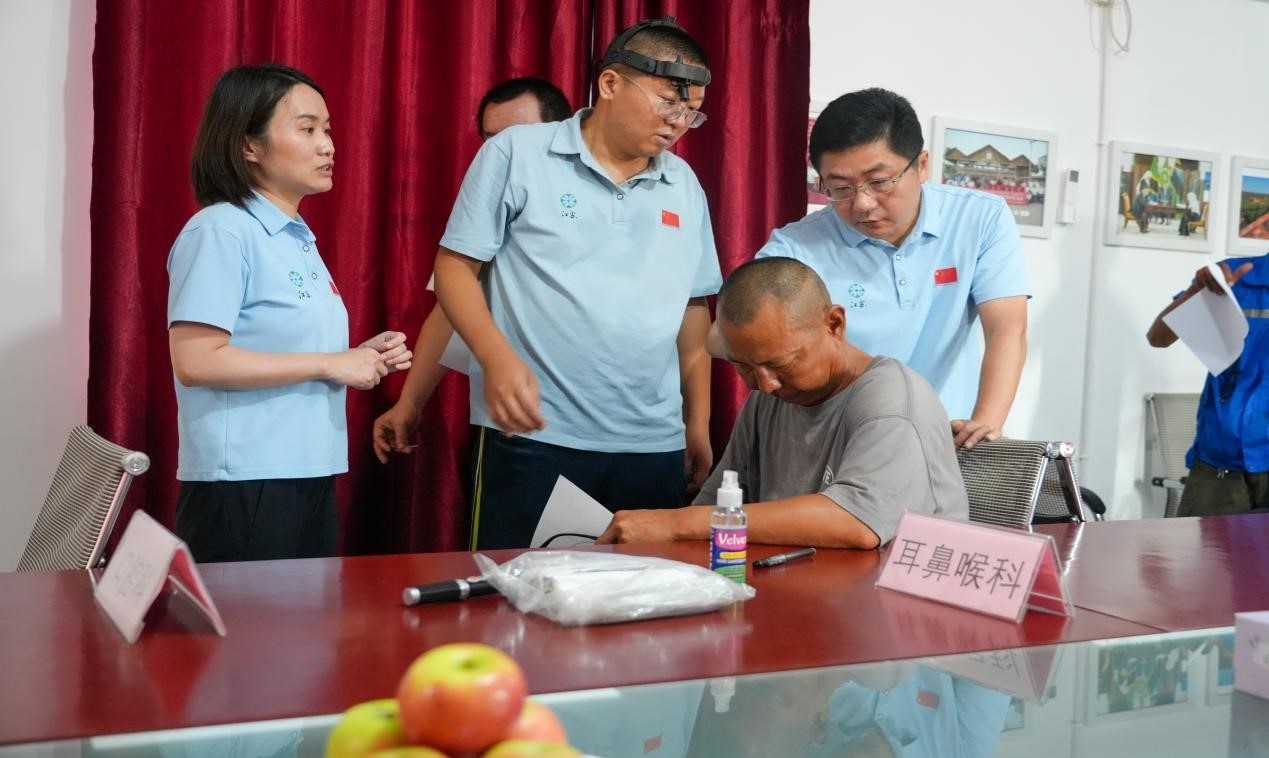 醫(yī)療隊(duì)專(zhuān)家診療現(xiàn)場(chǎng)。中國(guó)土木供圖