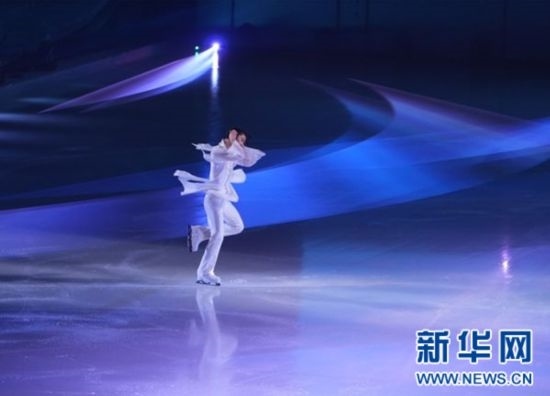 圖為羽生結(jié)弦在表演中。記者 錢錚 攝