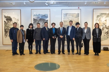 中國(guó)駐瑞典大使崔愛民與畫展主辦方人員合影。中國(guó)駐瑞典大使館供圖