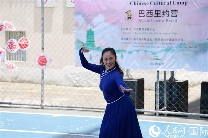 蒙古族舞蹈《熱土》表現(xiàn)出草原兒女的熱情與活力。人民網(wǎng)記者 陳海琪攝