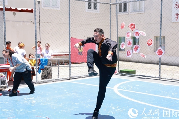 塔吉克舞蹈《夢(mèng)想》通過靈動(dòng)的舞姿展現(xiàn)了塔吉克族對(duì)美好生活的向往，仿佛帶領(lǐng)觀眾走進(jìn)了帕米爾高原。人民網(wǎng)記者 陳海琪攝