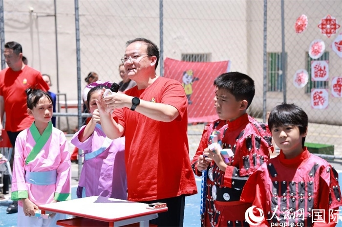 趣味數(shù)學(xué)節(jié)目以富有創(chuàng)意的數(shù)字游戲和魔尺變幻為亮點(diǎn)，激發(fā)了孩子們的數(shù)學(xué)思維與想象力。人民網(wǎng)記者 陳海琪攝