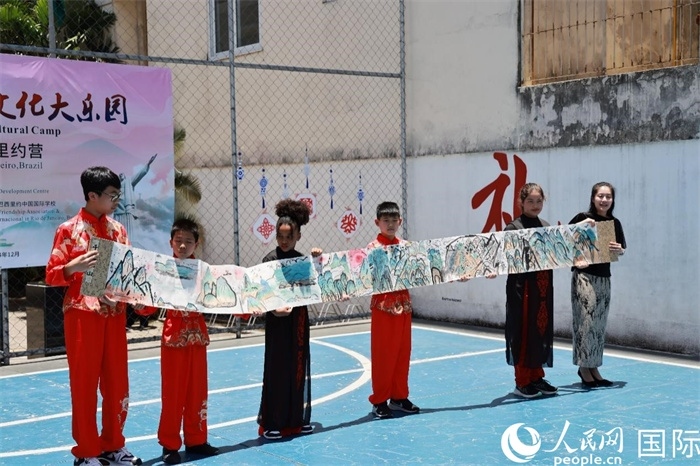 《一書一畫》展現(xiàn)了小營(yíng)員們的繪畫技巧。人民網(wǎng)記者 陳海琪攝