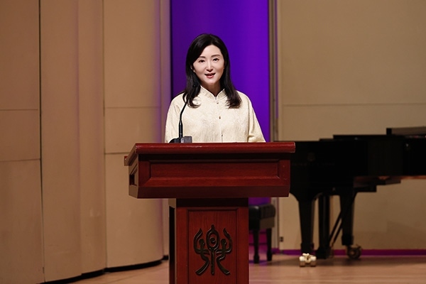 中央音樂學(xué)院黨委書記、中國民族管弦樂學(xué)會(huì)胡琴專業(yè)委員會(huì)會(huì)長于紅梅致辭。中國民族管弦樂學(xué)會(huì)胡琴專業(yè)委員會(huì)供圖