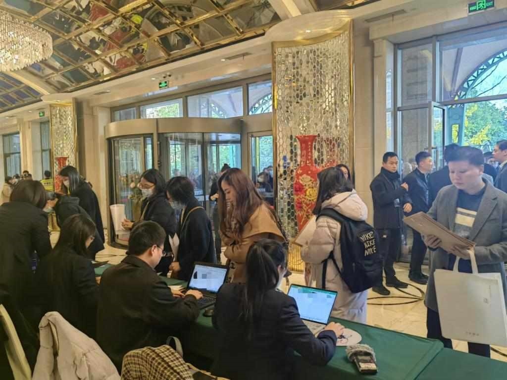 12月12日，第十批國家組織藥品集中帶量采購現(xiàn)場。新華社記者龔雯 攝