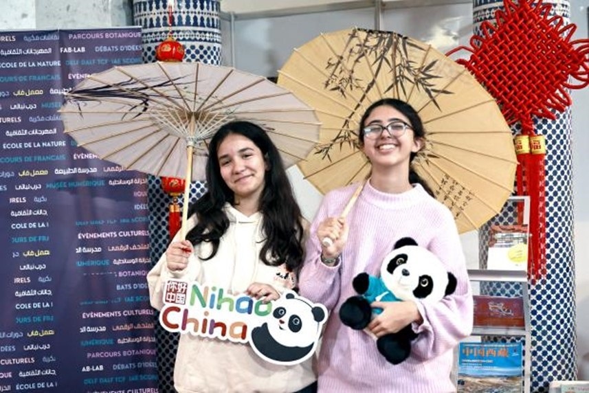 兩名女孩在合影。拉巴特中國(guó)文化中心供圖