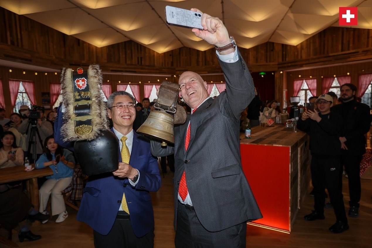 瑞士駐華大使白瑞誼與北京市西城區(qū)委副書記、代區(qū)長(zhǎng)郅海杰搖響瑞士牛鈴，共同為小木屋揭幕。瑞士駐華大使館供圖