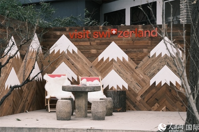 瑞士小木屋一隅，靜謐中散發(fā)出阿爾卑斯的冬日溫情。人民網(wǎng) 實(shí)習(xí)生黃睿攝