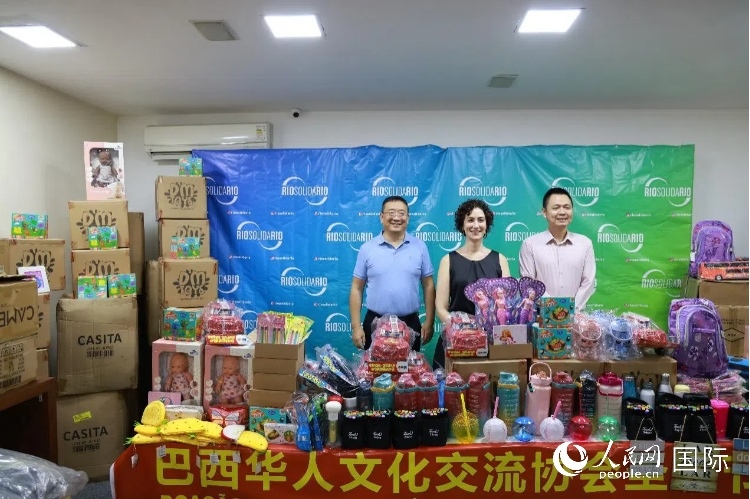 中國(guó)駐里約熱內(nèi)盧總領(lǐng)館副總領(lǐng)事王尉育（右）、里約慈善協(xié)會(huì)主席保拉·菲格雷多（中）、巴西華人文化交流協(xié)會(huì)主席上官建峰（左）出席捐贈(zèng)活動(dòng)并致辭。人民網(wǎng)記者 陳海琪攝