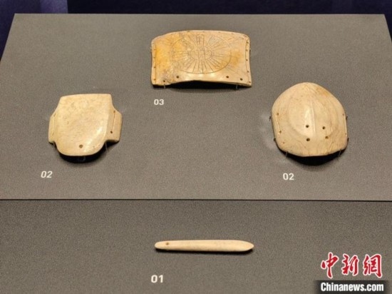 12月14日，“文明先鋒—凌家灘文化玉器展”在故宮博物院文華殿開幕。圖為展覽現(xiàn)場的玉龜、玉版和玉簽。 中新社記者 應(yīng)妮 攝