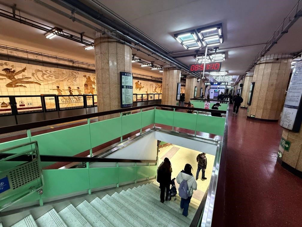 乘客從北京地鐵2號(hào)線東四十條站走“站中站”換乘地鐵3號(hào)線。新華社記者張驍 攝