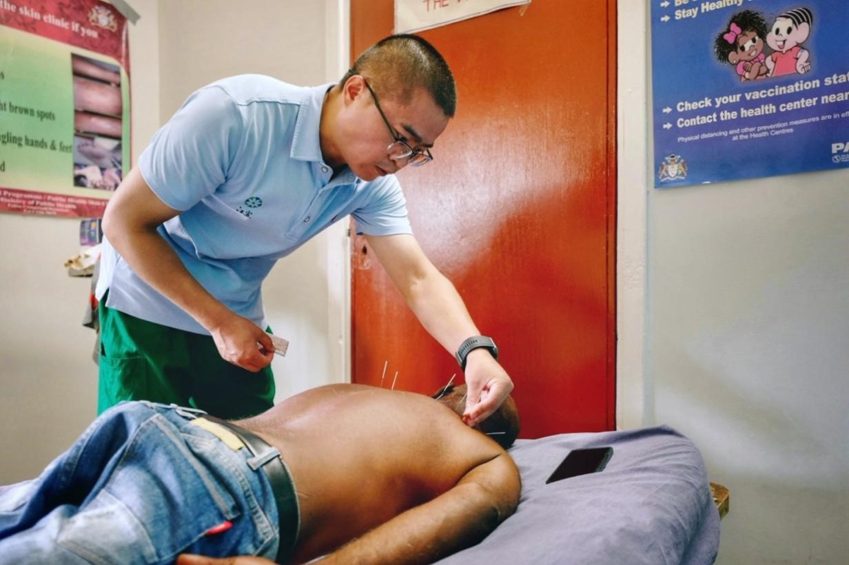 第20期中國(江蘇)援圭亞那醫(yī)療隊(duì)在圭偏遠(yuǎn)的林登高速社區(qū)開展義診。中國援圭醫(yī)療隊(duì)供圖