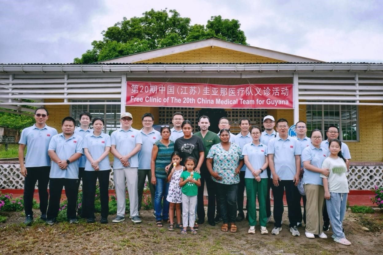 第20期中國(江蘇)援圭亞那醫(yī)療隊(duì)在圭偏遠(yuǎn)的林登高速社區(qū)開展義診后,與部分當(dāng)?shù)鼐用窈嫌啊?中國援圭醫(yī)療隊(duì)供圖