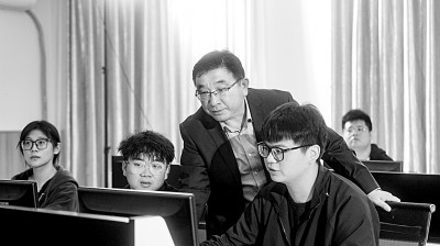 于濤教授對團隊成員進行技術指導。資料圖片